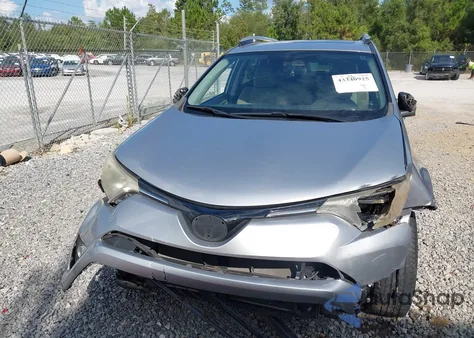 2016 Toyota Rav4 Xle z USA, uszkodzony, nr VIN 2T3WFREV1GW301836